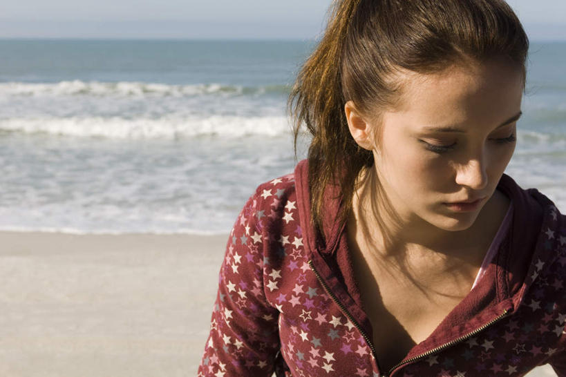 西方人,一个人,站,闭眼,横图,室外,白天,正面,海浪,海洋,沙滩,欧洲,欧洲人,仅一个年轻女性,仅一个女性,仅一个人,阴影,光线,沙子,影子,海岸,浪花,水平线,辽阔,海平线,沙地,蓝色,蓝天,天空,阳光,海水,天,低头,站着,广阔,晴朗,一望无际,海景,万里无云,无边无际,一马平川,年轻女性,女人,女性,白种人,大海,风浪,海,海水的波动,海滩,近岸浪,涌浪,晴空,晴空万里,闭眼睛,闭着眼,闭着眼睛,站立,半身,彩图,水天相接,水天一线