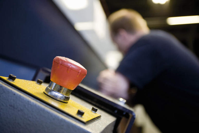 西方人,一个人,技术人员,工厂,坐,横图,室内,白天,仰视,机器,照明,欧洲,欧洲人,仅一个男性,仅一个人,朦胧,模糊,织布机,灯光,顶灯,灯,仅一个年轻男性,灯具,照亮,纺织厂,照明设备,控制面板,男人,男性,年轻男性,白种人,技术员,坐着,半身,彩图,低角度拍摄,工地,制造厂