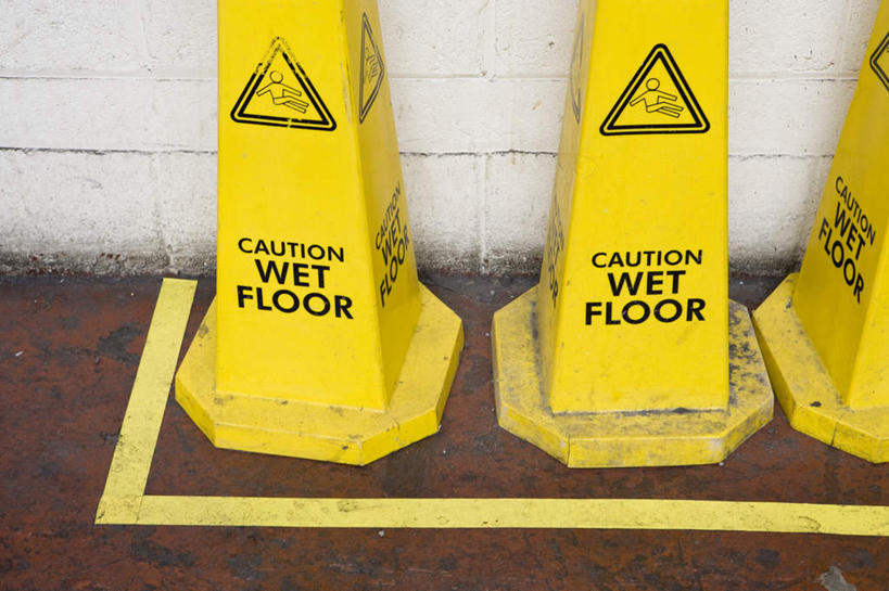 无人,工厂,横图,俯视,室内,特写,白天,指示牌,静物,分离,英文,标志,文字,警告,标识,三个,黄色,警示,潮湿,英文字母,隔离,禁止,提醒,提示,限制,交通标志,路锥,交通锥,危险,彩图,高角度拍摄,工地,制造厂