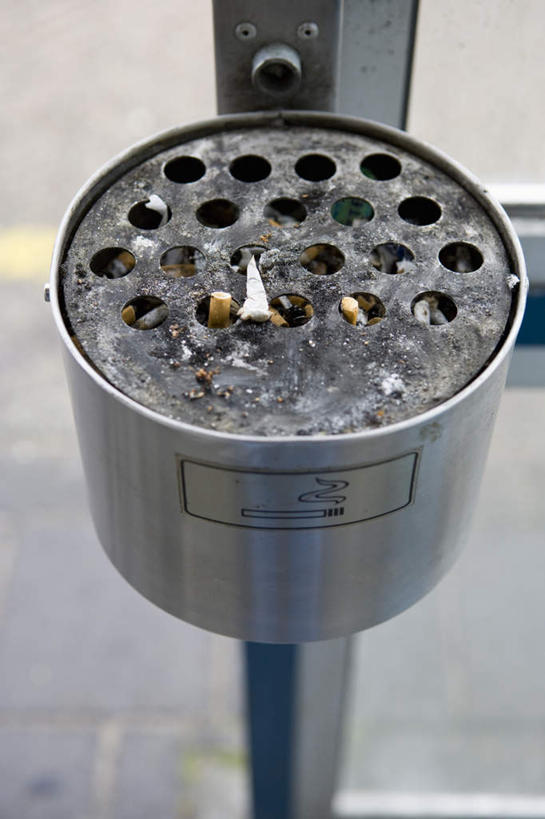 无人,工厂,竖图,俯视,室内,白天,指示牌,金属制品,金属,标志,文字,标识,烟灰缸,烟蒂,烟碟,烟盅,彩图,高角度拍摄,工地,制造厂