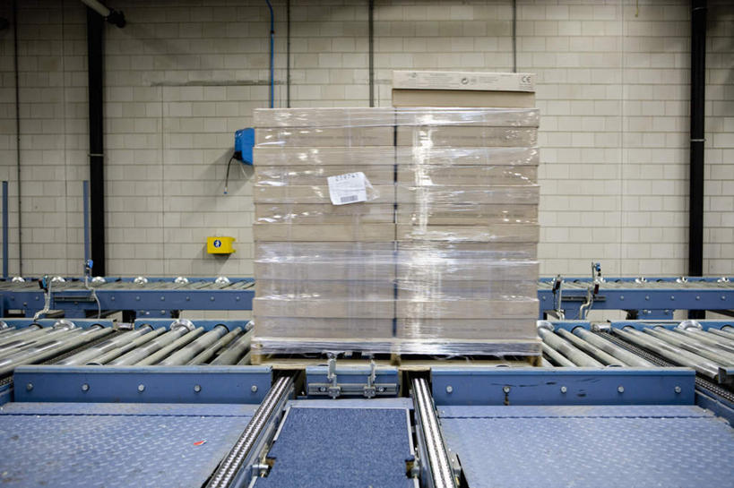 无人,工厂,横图,室内,白天,正面,纸箱,墙,墙壁,墙面,箱子,传送带,纺织厂,包装箱,彩图,工地,制造厂