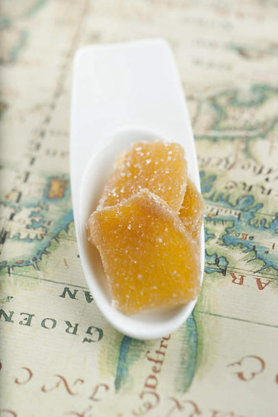 无人,竖图,俯视,室内,特写,白天,白色背景,道路,静物,餐具,地图,一堆,许多,堆叠,堆积,信息,碟子,盘,糖,交通,方向,黄色,白色,盘子,碟,摄影,蜜饯,影棚,引导,指引,堆,彩图,高角度拍摄,影棚拍摄,拍摄,导航