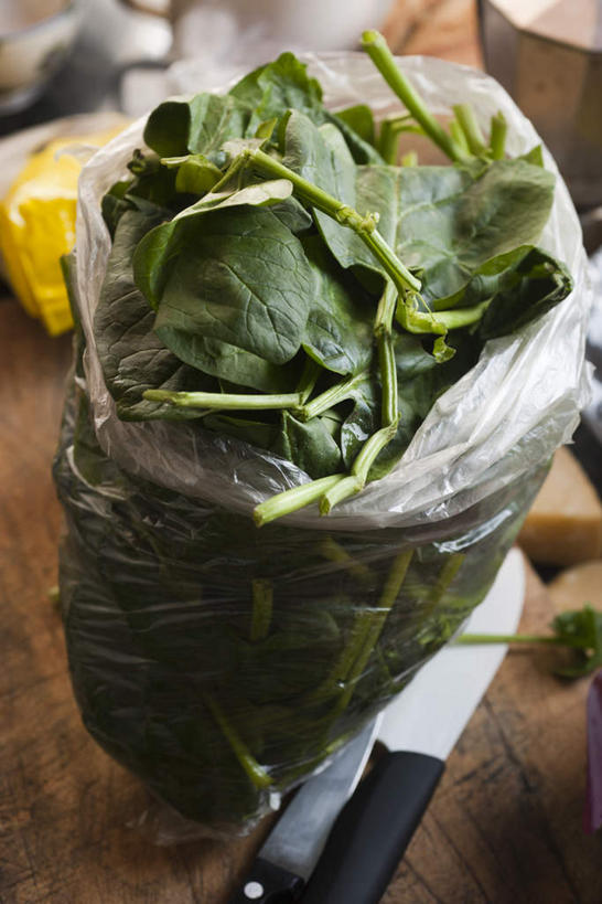 无人,竖图,俯视,室内,特写,白天,餐桌,桌子,菠菜,蔬菜,一堆,许多,堆叠,堆积,新鲜,包装袋,食品,刀具,食物,绿色,刀,有机食品,绿色食品,餐台,堆,鹦鹉菜,鼠根菜,角菜,红嘴绿鹦哥,赤根菜,菠薐菜,波斯草,彩图,高角度拍摄,匕首