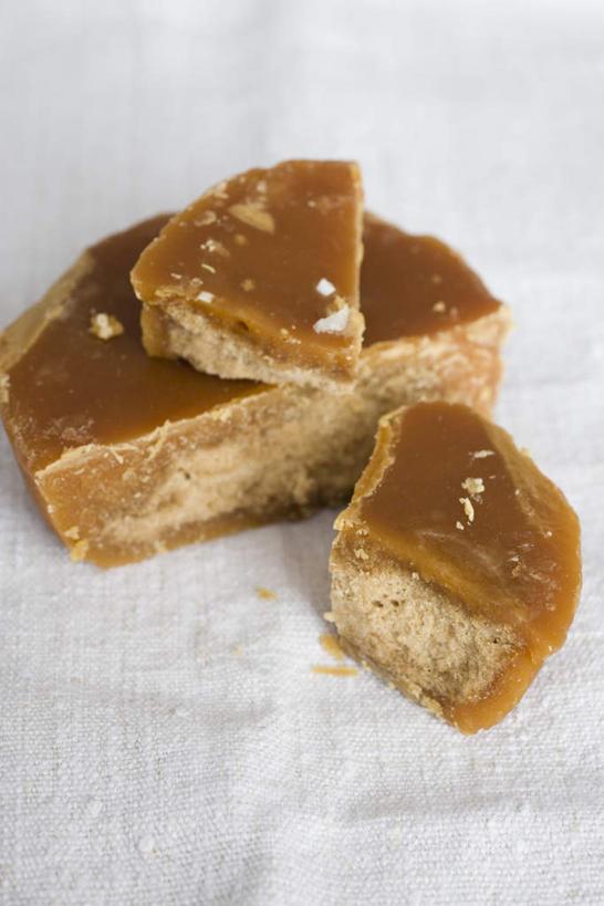 无人,竖图,俯视,室内,白天,餐桌,桌子,静物,破碎,食品,糖,糖果,甜点,甜品,抹布,桌布,食物,一个,灰色,甜食,摄影,影棚,单个,餐台,彩图,高角度拍摄,影棚拍摄,拍摄