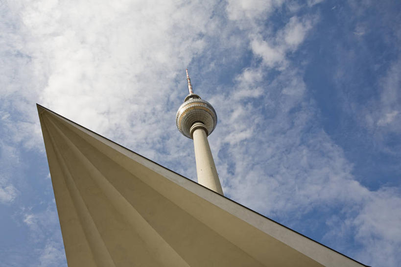 无人,横图,室外,白天,仰视,旅游,度假,标志建筑,地标,建筑,德国,欧洲,阴影,光线,影子,云,云朵,首都,云彩,娱乐,建设,柏林,蓝色,白云,蓝天,天空,阳光,天,享受,休闲,旅游胜地,放松,晴朗,西欧,电视塔,德意志联邦共和国,柏林州,柏林电视塔,亚历山大广场,晴空,彩图,低角度拍摄,米特区