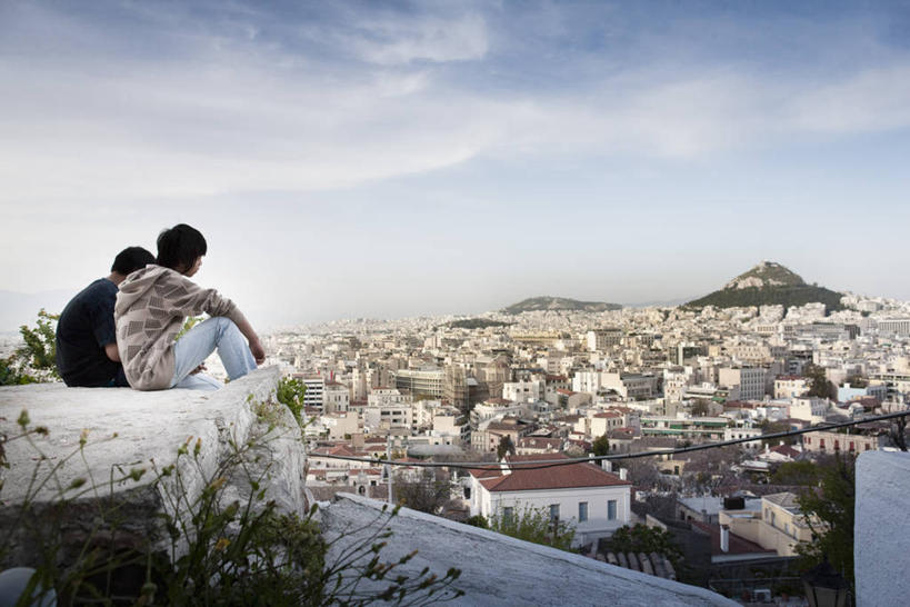 西方人,两个人,家,坐,横图,室外,白天,度假,石头,美景,山,山脉,植物,城市风光,城市,希腊,欧洲,欧洲人,行人,游客,游人,阴影,服装,光线,石子,影子,房屋,屋子,景观,山顶,山峰,云,云朵,公寓,山峦,首都,云彩,休闲装,娱乐,洋房,楼房,路人,旅客,住宅,树,树木,背面,衣服,蓝色,绿色,白云,蓝天,天空,阳光,自然,群山,天,享受,休闲,休闲服,景色,放松,服饰,生长,晴朗,成长,雅典,沉积岩,希腊共和国,宪法广场,颠峰,极峰,阿提卡,阿提卡大区,过客,水成岩,男人,男性,年轻男性,白种人,石块,岩石,晴空,坐着,彩图,全身,房子,利卡维多斯山