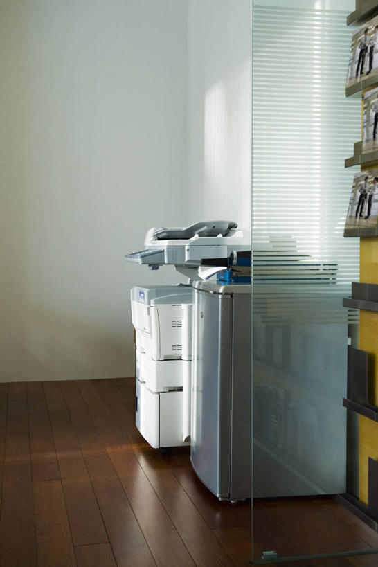 无人,办公室,竖图,室内,白天,正面,打印机,地板,阴影,反射,电器,影子,冰箱,墙,办公用品,地面,冷冻,冷柜,木地板,墙壁,墙面,冷藏柜,复印机,冷藏,储藏,扫描,办公设备,复印,家电,家用电器,输出设备,保鲜,彩图,打印