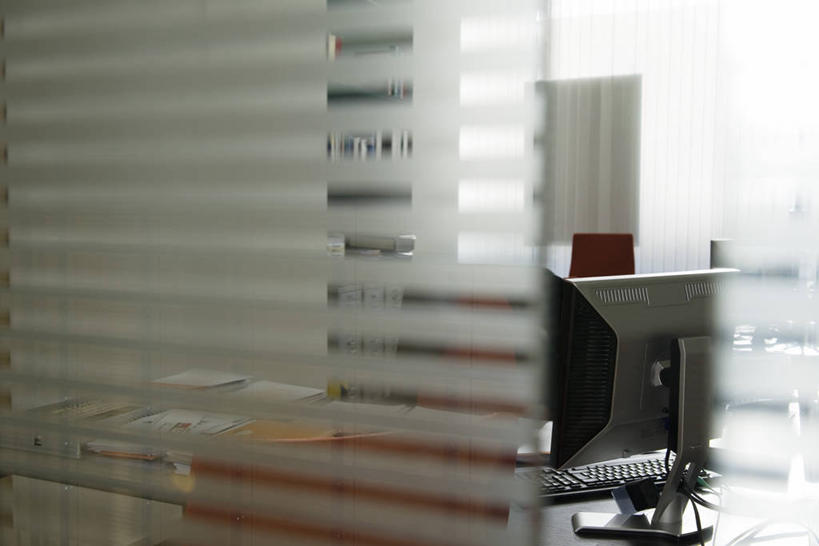 无人,办公室,横图,室内,特写,白天,正面,电脑,显示器,鼠标,键盘,窗户,家具,桌子,朦胧,模糊,网络,百叶窗,办公桌,输入设备,通讯设备,台式电脑,通信设备,输出设备,办公家具,彩图