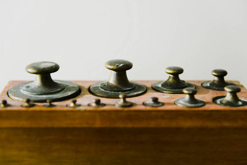 无人,横图,室内,特写,白天,正面,静物,一排,许多,阴影,整齐,并列,并排,反射,木制,砝码,木盒,影子,墙,很多,墙壁,墙面,排列,一个,白色,木制品,容器,重量,单个,储藏,衡量,储存,队列,平行,计量,量具,质量,彩图,贮存