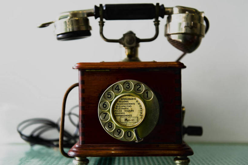 无人,打电话,横图,室内,特写,白天,正面,静物,电话,阴影,反射,标志,数字,文字,影子,字符,墙,通讯设备,标识,墙壁,墙面,白色,话筒,电话线,阿拉伯数字,一部,交流,老式电话,电话机,沟通,通话,彩图,旋转号盘电话机