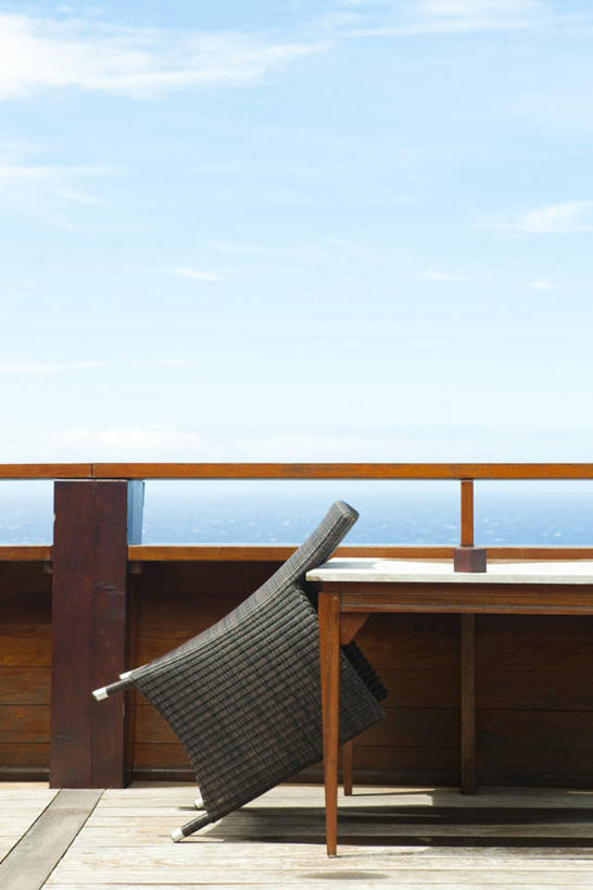 无人,栏杆,露台,竖图,室外,白天,正面,旅游,度假,美景,阳台,桌面,桌子,酒店,椅子,法国,欧洲,阴影,光线,木制,影子,景观,云,云朵,围栏,云彩,娱乐,护栏,蓝色,白云,蓝天,天空,阳光,自然,木制品,天,享受,休闲,景色,放松,晴朗,自然风光,法兰西共和国,法兰西第五共和国,留尼汪,留尼汪岛,晴空,彩图,露天阳台,旅店