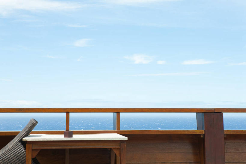 无人,栏杆,露台,横图,室外,白天,正面,旅游,度假,美景,阳台,桌面,桌子,酒店,椅子,法国,欧洲,阴影,光线,木制,影子,木椅,景观,云,云朵,围栏,云彩,娱乐,护栏,蓝色,白云,蓝天,天空,阳光,自然,木制品,天,享受,休闲,景色,放松,晴朗,自然风光,法兰西共和国,法兰西第五共和国,留尼汪,留尼汪岛,晴空,彩图,露天阳台,旅店