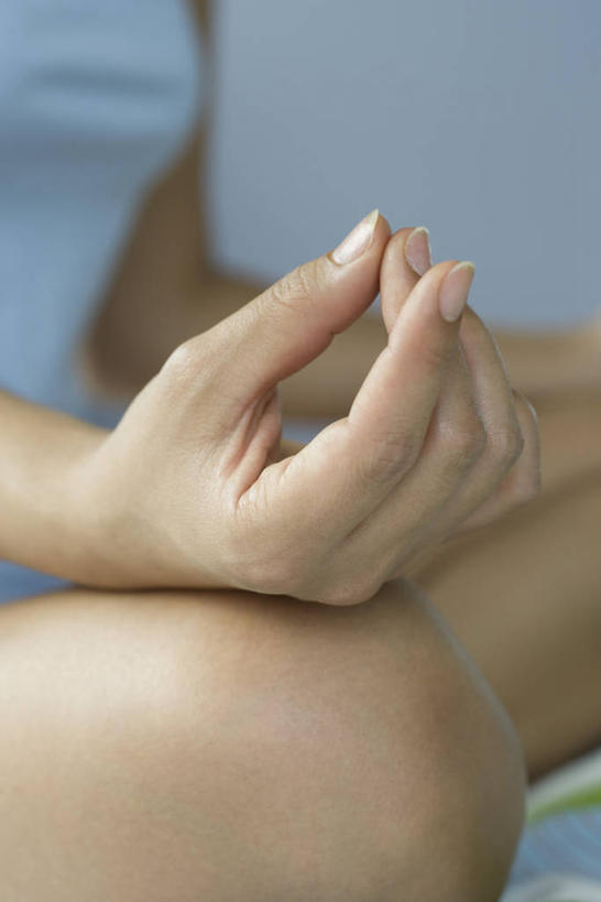 西方人,手,无名指,腿部,小指,腿,一个人,坐,盘腿,竖图,室内,特写,白天,侧面,锻炼,瑜伽,运动,吊带,欧洲,欧洲人,仅一个年轻女性,仅一个女性,仅一个人,服装,朦胧,模糊,吊带衫,衣服,手势,手部,养生,服饰,兰花指,单手,衣着,食指,穿着,莲花式,衣饰,君子指,体育,年轻女性,女人,女性,白种人,盘腿而坐,盘膝,盘着腿的,盘着腿坐,双腿交叉,坐着,半身,彩图,健身