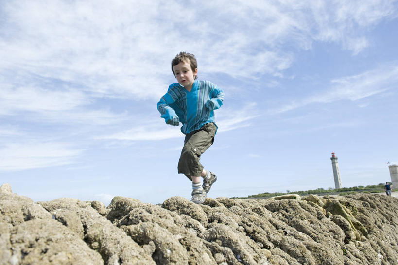 西方人,儿童,一个人,横图,室外,白天,正面,纯洁,欧洲,欧洲人,仅一个男性,仅一个人,奔驰,服装,云,云朵,云彩,注视,休闲装,堤坝,小孩,衣服,蓝色,白云,蓝天,天空,天,奔跑,观察,看,仅一个小孩,休闲,休闲服,可爱,童年,童趣,服饰,晴朗,观看,察看,关注,童真,烂漫,无邪,天真,男孩,男人,男性,白种人,孩子,晴空,彩图,全身,防洪堤,男生
