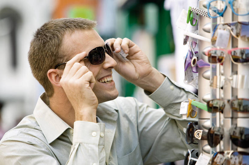 西方人,一个人,商店,站,笑,微笑,露齿笑,横图,室外,白天,正面,欧洲,欧洲人,仅一个男性,仅一个人,握,服装,朦胧,模糊,墨镜,眼镜,注视,休闲装,商铺,货架,架子,仅一个年轻男性,衣服,太阳镜,太阳眼镜,观察,看,站着,休闲,休闲服,遮阳镜,握着,服饰,观看,察看,关注,陈列架,眼镜店,超市货架,市肆,商号,男人,男性,年轻男性,白种人,站立,半身,彩图,店铺