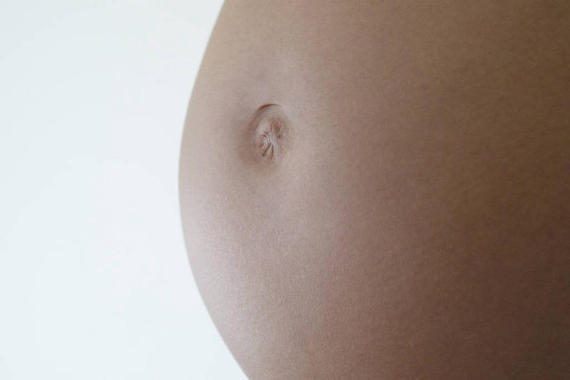 西方人,孕妇,腹部,肚脐,一个人,横图,室内,特写,白天,白色背景,侧面,欧洲,欧洲人,仅一个年轻女性,仅一个女性,仅一个人,怀孕,肚脐眼,摄影,影棚,待产,妊娠,准妈妈,年轻女性,女人,女性,白种人,腹,肚子,产妇,半身,彩图,影棚拍摄,拍摄