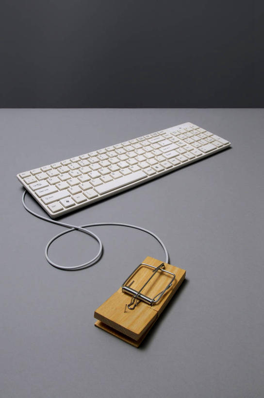 无人,办公室,竖图,俯视,室内,特写,白天,键盘,家具,桌子,静物,阴影,黑色背景,反射,影子,办公桌,输入设备,通讯设备,一个,诱惑,摄影,影棚,单个,捕鼠器,勾引,通信设备,毁灭,办公家具,补鼠器,灭鼠器,歼灭,灭鼠,消灭,引诱,彩图,高角度拍摄,影棚拍摄,拍摄,清除