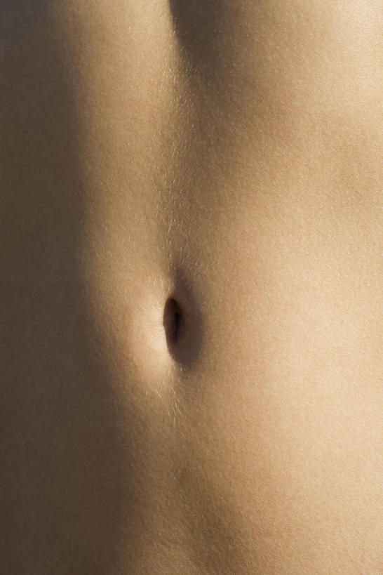 西方人,腹部,肚脐,一个人,竖图,室外,特写,白天,正面,欧洲,欧洲人,仅一个年轻女性,仅一个女性,仅一个人,阴影,反射,影子,裸露,肚脐眼,裸,年轻女性,女人,女性,白种人,腹,肚子,半身,彩图