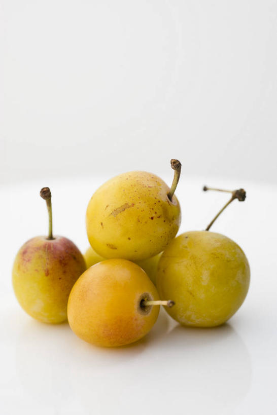 无人,竖图,室内,特写,白天,白色背景,正面,李子,水果,五个,一堆,许多,阴影,堆叠,堆积,新鲜,反射,影子,生食,食品,果实,食物,黄色,摄影,有机食品,绿色食品,影棚,堆,布拉斯李,黄香李,彩图,影棚拍摄,拍摄