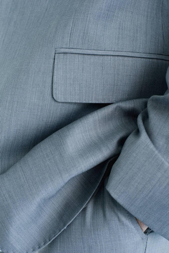 西方人,一个人,商务人士,商务男性,站,竖图,室内,特写,白天,正面,衬衫,欧洲,欧洲人,仅一个男性,仅一个人,套装,仅一个年轻男性,站着,商务装,手插袋,单手插袋,工薪阶层,单手抄兜,单手放兜,男人,男性,年轻男性,白种人,白领,上班族,插兜,手插兜,手放口袋,站立,半身,彩图,衬衣,手抄兜