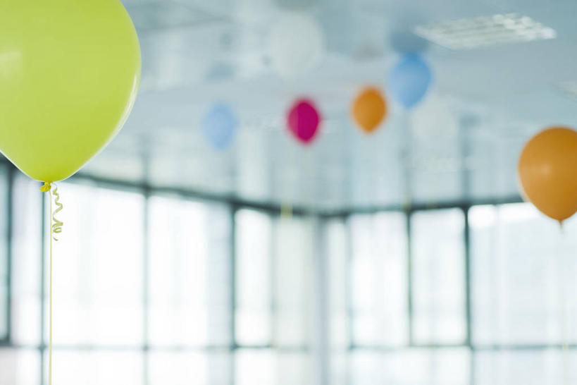 无人,横图,彩色,室内,白天,正面,游戏,窗户,静物,玩具,许多,朦胧,模糊,墙,很多,玩,娱乐,玻璃窗,墙壁,墙面,气球,休闲,充气玩具,益智,活动,五颜六色,色彩斑斓,发泄,消遣,智力,五彩缤纷,氢气球,宣泄,五彩斑斓,五光十色,玩耍,嬉戏,彩图,氦气球,铝箔气球,铝膜,铝膜气球,铝膜制品