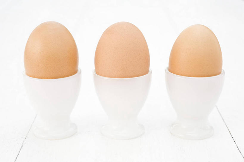 无人,横图,室内,特写,白天,正面,餐桌,桌子,一排,阴影,整齐,反射,影子,蛋,鸡蛋,水煮蛋,三颗,排列,三个,容器,摄影,影棚,餐台,储藏,蛋杯,储存,队列,草鸡蛋,卵,白煮蛋,盛蛋器,彩图,影棚拍摄,拍摄,贮存