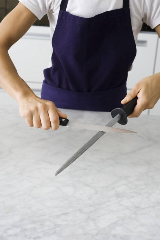 西方人,手,一个人,竖图,俯视,室内,特写,白天,餐桌,厨房,桌子,金属制品,欧洲,欧洲人,双手,仅一个女性,仅一个人,握,服装,金属,棒子,工具,围裙,刀具,拿,拿着,休闲装,衣服,蓝色,白色,刀,仅一个中年女性,休闲,手部,休闲服,握着,服饰,餐台,菜刀,磨刀,磨刀棒,切菜刀,女人,女性,中年女性,白种人,半身,彩图,高角度拍摄,灶间