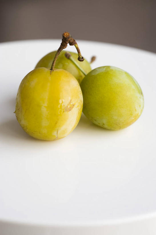 无人,竖图,俯视,室内,特写,白天,餐桌,桌子,水果,阴影,新鲜,反射,影子,生食,食品,果实,酸梅,食物,三个,绿色,青梅,摄影,有机食品,绿色食品,影棚,餐台,梅子,果梅,彩图,高角度拍摄,影棚拍摄,拍摄