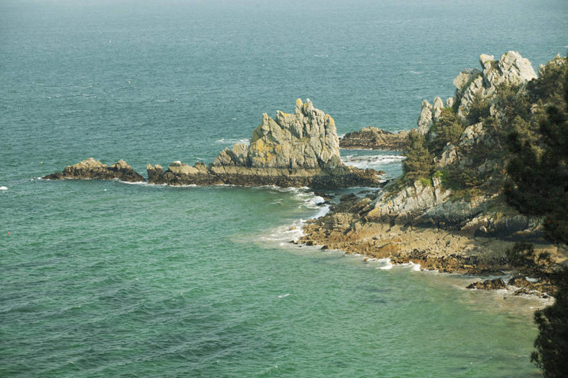 无人,横图,俯视,室外,白天,旅游,度假,海浪,海洋,石头,美景,山,山脉,植物,法国,欧洲,阴影,光线,石子,影子,景观,浪花,山峰,山峦,娱乐,树,树木,绿色,阳光,自然,海水,群山,享受,休闲,景色,放松,生长,成长,布列塔尼,自然风光,海景,法兰西共和国,法兰西第五共和国,菲尼斯泰尔省,布列塔尼地区,非尼斯泰尔省,大海,风浪,海,海水的波动,近岸浪,石块,岩石,涌浪,彩图,高角度拍摄,克罗松半岛