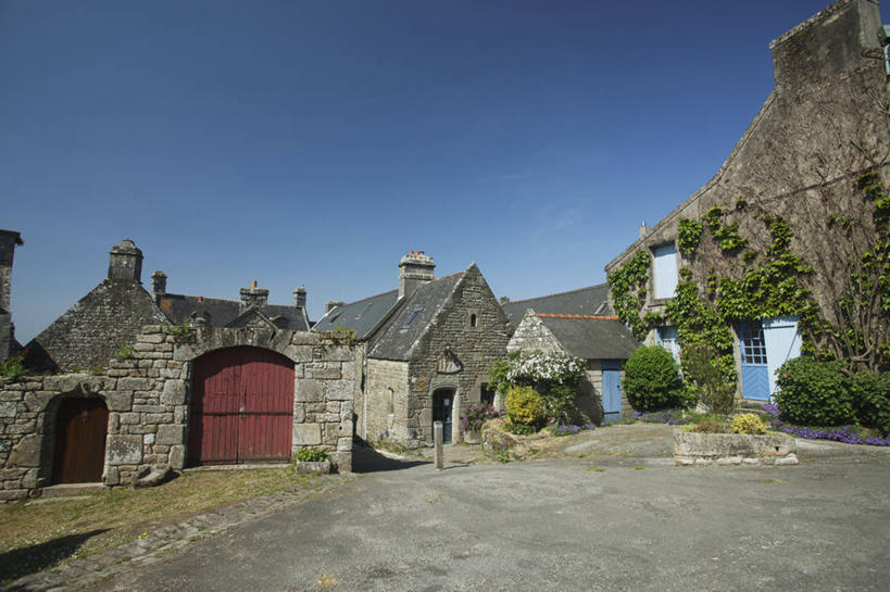 无人,家,横图,室外,白天,仰视,旅游,度假,草地,草坪,美景,植物,法国,欧洲,阴影,光线,影子,房屋,屋子,景观,公寓,娱乐,洋房,楼房,住宅,草,树,树木,蓝色,绿色,蓝天,天空,阳光,自然,天,享受,休闲,景色,放松,生长,晴朗,成长,布列塔尼,自然风光,万里无云,法兰西共和国,法兰西第五共和国,菲尼斯泰尔省,布列塔尼地区,非尼斯泰尔省,晴空,晴空万里,彩图,低角度拍摄,房子,洛克罗南