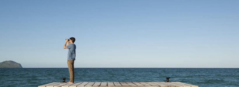 西方人,一个人,站,举,横图,室外,白天,侧面,旅游,度假,仪器,科技,海浪,海洋,美景,欧洲,欧洲人,仅一个男性,仅一个人,眺望,握,阴影,服装,检查,研究,反射,分析,光线,科学,木板,望远镜,影子,景观,浪花,水平线,桥,辽阔,木桥,海平线,休闲装,娱乐,栈桥,仅一个年轻男性,一个,衣服,蓝色,蓝天,天空,阳光,自然,海水,天,观察,托,站着,享受,休闲,广阔,休闲服,景色,放松,清晰,探索,握着,服饰,放大,晴朗,单个,观看,人行桥,木板桥,一望无际,仔细,科研,科学技术,瞭望,聚焦,关注,自然风光,海景,远视镜,瞭望镜,万里无云,光学,清楚,双筒镜,双筒望远镜,无边无际,一马平川,男人,男性,年轻男性,白种人,大海,风浪,海,海水的波动,近岸浪,涌浪,晴空,晴空万里,举起,举手,举着,向上举,向上伸,向上托,站立,彩图,全身,水天相接,水天一线,光学仪器,千里镜