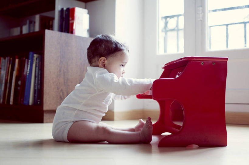 西方人,婴儿,儿童,一个人,坐,横图,室内,白天,侧面,婴儿服装,纯洁,键盘,窗户,书籍,欧洲,欧洲人,仅一个人,阴影,反射,影子,钢琴,墙,乐器,注视,尿布,纸尿裤,尿不湿,玻璃窗,墙壁,墙面,小孩,红色,白色,书柜,观察,看,书橱,可爱,弹琴,活泼,观看,察看,键盘乐器,纸尿布,关注,宝宝,纯真,烂漫,无邪,纸尿片,伶俐,天真,白种人,孩子,书,图书,坐着,彩图,全身,婴儿服