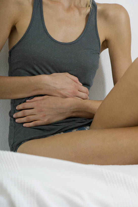 西方人,一个人,坐,摸,竖图,室内,白天,正面,床,卧室,欧洲,欧洲人,仅一个年轻女性,仅一个女性,仅一个人,抚摸,阴影,服装,反射,背心,影子,床单,被子,衣服,服饰,单人床,被单,衣着,穿着,痛苦,痛,疼,衣饰,年轻女性,女人,女性,白种人,触摸,接触,坐着,半身,彩图,睡房,卧房