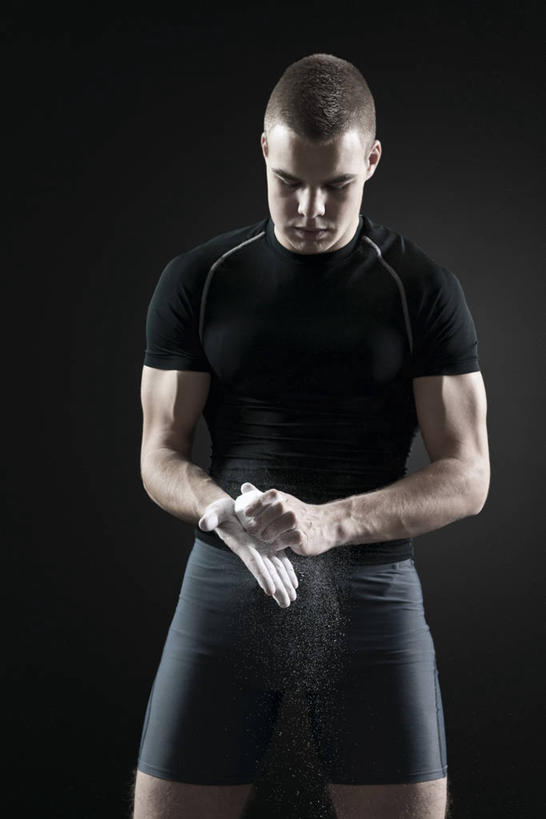 西方人,一个人,站,竖图,室内,白天,正面,运动服,欧洲,欧洲人,仅一个男性,仅一个人,擦,抚摸,握,阴影,黑色背景,服装,反射,粉末,影子,注视,仅一个年轻男性,衣服,低头,观察,看,站着,粉,擦拭,握着,摄影,服饰,影棚,观看,察看,衣着,穿着,关注,防滑,碳酸镁,粉状,粉剂,衣饰,揩擦,拭,男人,男性,年轻男性,白种人,站立,半身,彩图,影棚拍摄,拍摄,吸汗,运动镁粉,防滑镁粉,防滑粉,轻抚,运动装