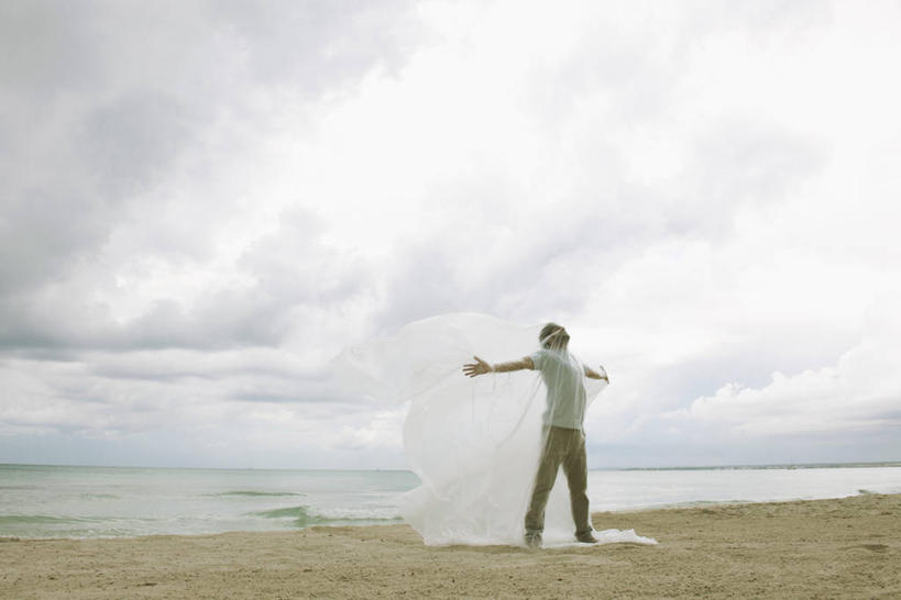 西方人,一个人,站,伸展双臂,横图,室外,白天,侧面,海浪,海洋,沙滩,袋子,欧洲,欧洲人,仅一个男性,仅一个人,沙子,塑料,海岸,浪花,乌云,云,阴天,云朵,沙地,云彩,仅一个年轻男性,天空,海水,塑料制品,天,站着,昏暗,阴沉,海景,塑封,挣扎,男人,男性,年轻男性,白种人,大海,风浪,海,海水的波动,海滩,近岸浪,涌浪,敞开双臂,伸开双臂,展开双肩,站立,张开手臂,张开双臂,彩图,全身,密封袋,塑封袋