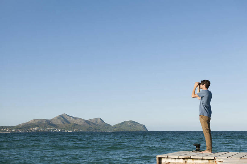 西方人,一个人,站,举,横图,室外,白天,侧面,仪器,科技,海浪,海洋,山,山脉,欧洲,欧洲人,仅一个男性,仅一个人,眺望,握,阴影,服装,检查,研究,反射,分析,光线,科学,木板,望远镜,影子,浪花,山峰,桥,木桥,山峦,休闲装,栈桥,仅一个年轻男性,一个,衣服,蓝色,蓝天,天空,阳光,海水,群山,天,观察,托,站着,休闲,休闲服,清晰,探索,握着,服饰,放大,晴朗,单个,观看,人行桥,木板桥,仔细,科研,科学技术,瞭望,聚焦,关注,海景,远视镜,瞭望镜,万里无云,光学,清楚,双筒镜,双筒望远镜,男人,男性,年轻男性,白种人,大海,风浪,海,海水的波动,近岸浪,涌浪,晴空,晴空万里,举起,举手,举着,向上举,向上伸,向上托,站立,彩图,全身,光学仪器,千里镜