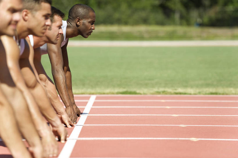 西方人,运动员,体育馆,运动场,蹲,笑,微笑,横图,室外,白天,侧面,锻炼,运动,草地,草坪,植物,欧洲,非洲,黑人,欧洲人,一排,撑,整齐,界线,跑道,分界线,注视,体育场,草,排列,绿色,观察,看,田径场,观看,察看,撑着,队列,关注,塑胶跑道,运动馆,蹲踞式起跑,体育,非洲人,体育运动员,运动选手,蹲着,半身,彩图,健身,全天候田径运动跑道