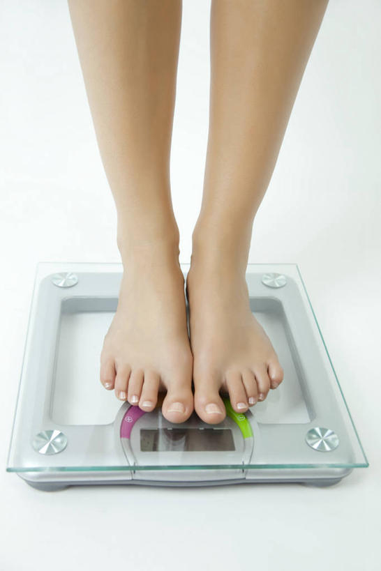 西方人,一个人,站,竖图,室内,白天,正面,仪器,欧洲,欧洲人,仅一个年轻女性,仅一个女性,仅一个人,伸展,生活,光脚,站着,健康,赤脚,伸直,摄影,影棚,衡量,体重,计量,衡器,健康秤,年轻女性,女人,女性,白种人,秤,体重秤,站立,半身,彩图,影棚拍摄,拍摄