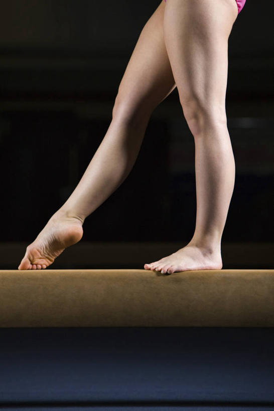 西方人,一个人,站,竖图,室内,白天,侧面,平衡木,欧洲,欧洲人,仅一个年轻女性,仅一个女性,仅一个人,黑色背景,光脚,运动器械,裸露,站着,赤脚,健身器械,抬脚,摄影,影棚,裸,健身器材,年轻女性,女人,女性,白种人,站立,半身,彩图,影棚拍摄,拍摄,运动器材