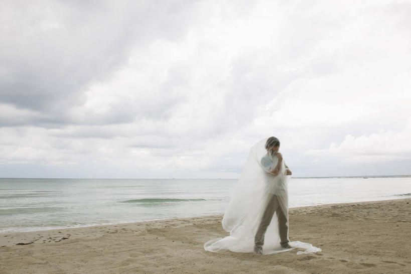 西方人,一个人,站,横图,室外,白天,正面,海浪,海洋,沙滩,欧洲,欧洲人,仅一个男性,仅一个人,撑,握,服装,布,沙子,海岸,浪花,云,云朵,沙地,拿,云彩,拿着,托腮,休闲装,仅一个年轻男性,衣服,白云,天空,海水,天,托,站着,休闲,休闲服,握着,服饰,布匹,托下巴,海景,防水,防潮,油布,男人,男性,年轻男性,白种人,大海,风浪,海,海水的波动,海滩,近岸浪,涌浪,站立,彩图,全身