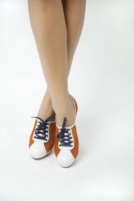 西方人,一个人,站,交叉,竖图,室内,白天,白色背景,正面,鞋子,欧洲,欧洲人,仅一个年轻女性,仅一个女性,仅一个人,红色,白色,站着,摄影,影棚,踮脚,帆布鞋,休闲鞋,相交,交集,年轻女性,女人,女性,白种人,站立,半身,彩图,影棚拍摄,拍摄