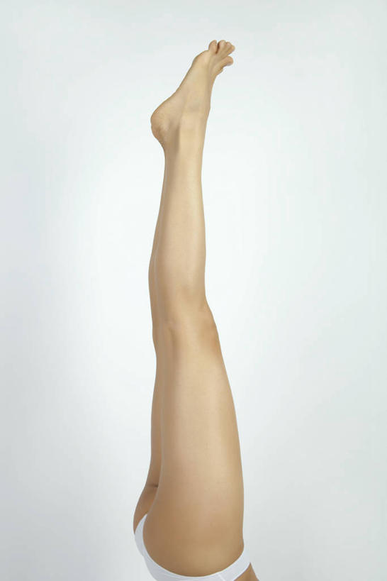 西方人,一个人,竖图,室内,白天,白色背景,侧面,欧洲,欧洲人,仅一个年轻女性,仅一个女性,仅一个人,倒立,伸展,内裤,短裤,白色,伸直,摄影,影棚,年轻女性,女人,女性,白种人,半身,彩图,影棚拍摄,拍摄