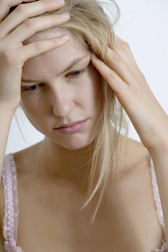 西方人,一个人,站,摸,竖图,室内,白天,白色背景,正面,吊带,欧洲,欧洲人,仅一个年轻女性,仅一个女性,仅一个人,抚摸,服装,凌乱,吊带衫,衣服,站着,思考,金色,摄影,服饰,影棚,衣着,穿着,思虑,衣饰,年轻女性,女人,女性,白种人,长发,触摸,接触,站立,半身,彩图,影棚拍摄,拍摄,喝醉,宿醉