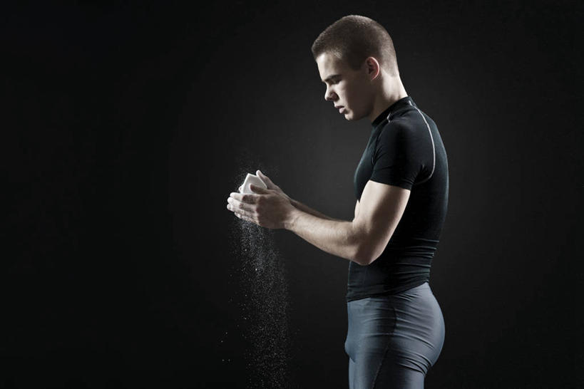 西方人,一个人,运动员,站,横图,室内,白天,侧面,运动服,欧洲,欧洲人,仅一个男性,仅一个人,擦,抚摸,握,黑色背景,服装,拿,拿着,注视,仅一个年轻男性,衣服,观察,看,站着,擦拭,握着,摄影,服饰,影棚,观看,察看,衣着,穿着,关注,防滑,碳酸镁,衣饰,揩擦,拭,男人,男性,年轻男性,白种人,体育运动员,运动选手,站立,半身,彩图,影棚拍摄,拍摄,吸汗,运动镁粉,防滑镁粉,防滑粉,轻抚,运动装