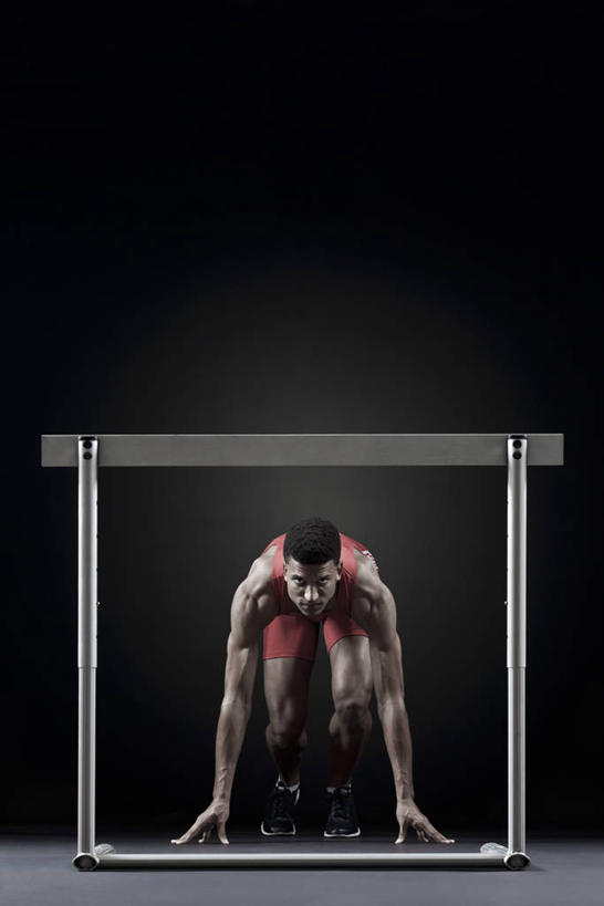 西方人,一个人,运动员,栏杆,蹲,跑,竖图,室内,白天,正面,运动服,锻炼,快乐,比赛,运动,竞争,欧洲,欧洲人,仅一个男性,仅一个人,撑,黑色背景,服装,田径,注视,娱乐,仅一个年轻男性,衣服,红色,观察,看,休闲,摄影,服饰,影棚,观看,察看,撑着,体育运动,衣着,穿着,关注,短跑,田径运动,衣饰,横杆,蹲踞式起跑,体育,跨栏,跨栏赛跑,男人,男性,年轻男性,白种人,体育运动员,运动选手,蹲着,跑步,彩图,全身,影棚拍摄,健身,拍摄,径赛,跨栏跑,运动装