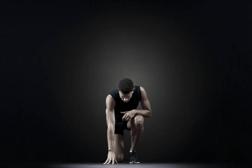 西方人,一个人,运动员,蹲,横图,室内,白天,正面,运动服,欧洲,非洲,黑人,欧洲人,仅一个男性,仅一个人,撑,黑色背景,服装,注视,仅一个年轻男性,衣服,黑色,低头,观察,看,摄影,服饰,影棚,观看,察看,撑着,衣着,穿着,关注,衣饰,蹲踞式起跑,男人,男性,年轻男性,非洲人,体育运动员,运动选手,蹲着,彩图,全身,影棚拍摄,拍摄,运动装