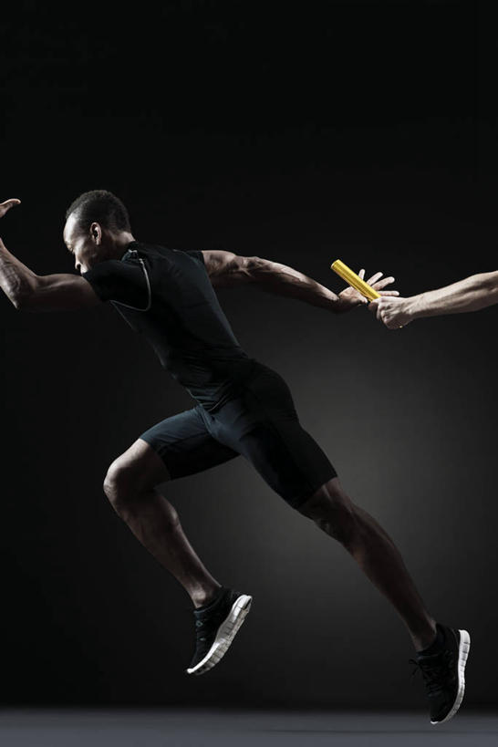 西方人,两个人,运动员,跑,竖图,室内,白天,侧面,运动服,锻炼,快乐,比赛,运动,竞争,接力跑,赛跑,欧洲,非洲,黑人,欧洲人,奔驰,握,黑色背景,服装,传递,接力棒,田径,拿,拿着,娱乐,衣服,奔跑,交换,休闲,握着,摄影,服饰,影棚,体育运动,衣着,穿着,接力赛跑,衣饰,体育,接力赛,男人,男性,年轻男性,非洲人,体育运动员,运动选手,跑步,半身,彩图,影棚拍摄,健身,拍摄,运动装