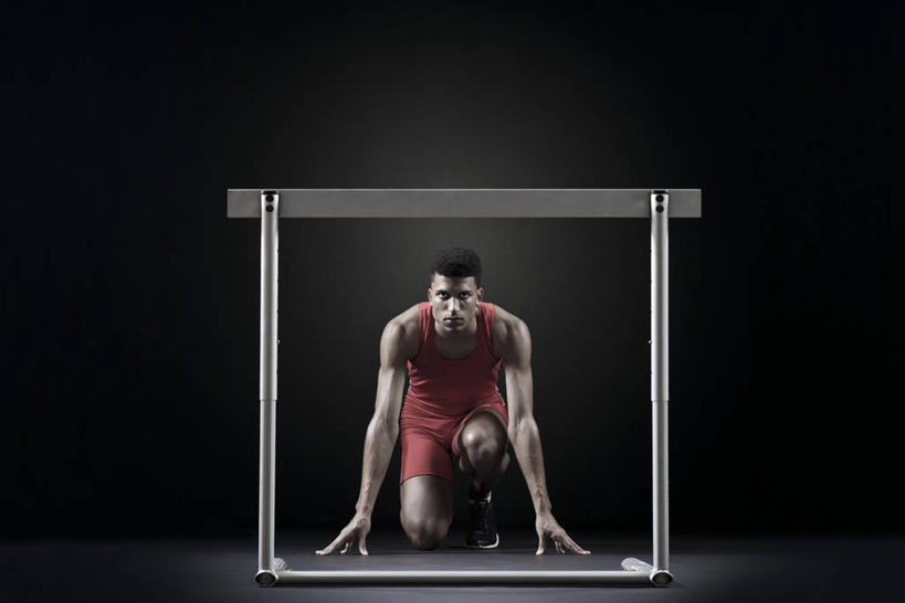 西方人,一个人,运动员,栏杆,蹲,跑,横图,室内,白天,正面,运动服,锻炼,快乐,比赛,运动,竞争,欧洲,欧洲人,仅一个男性,仅一个人,撑,黑色背景,服装,田径,注视,娱乐,仅一个年轻男性,衣服,红色,观察,看,休闲,摄影,服饰,影棚,观看,察看,撑着,体育运动,衣着,穿着,关注,短跑,田径运动,衣饰,横杆,蹲踞式起跑,体育,跨栏,跨栏赛跑,男人,男性,年轻男性,白种人,体育运动员,运动选手,蹲着,跑步,彩图,全身,影棚拍摄,健身,拍摄,径赛,跨栏跑,运动装