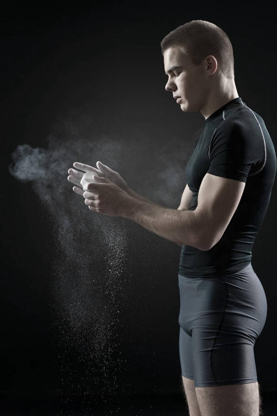 西方人,一个人,运动员,站,竖图,室内,白天,侧面,运动服,欧洲,欧洲人,仅一个男性,仅一个人,握,黑色背景,服装,拿,拿着,注视,仅一个年轻男性,衣服,黑色,观察,看,站着,握着,摄影,服饰,影棚,观看,察看,衣着,穿着,关注,防滑,碳酸镁,衣饰,男人,男性,年轻男性,白种人,体育运动员,运动选手,站立,半身,彩图,影棚拍摄,拍摄,吸汗,运动镁粉,防滑镁粉,防滑粉,运动装