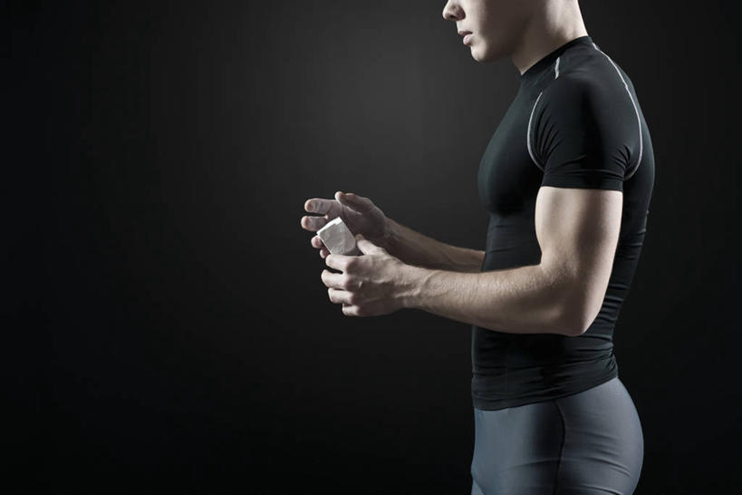 西方人,一个人,运动员,站,横图,室内,白天,侧面,运动服,欧洲,欧洲人,仅一个男性,仅一个人,握,黑色背景,服装,拿,拿着,注视,仅一个年轻男性,衣服,黑色,观察,看,站着,握着,摄影,服饰,影棚,观看,察看,衣着,穿着,关注,防滑,碳酸镁,衣饰,男人,男性,年轻男性,白种人,体育运动员,运动选手,站立,半身,彩图,影棚拍摄,拍摄,吸汗,运动镁粉,防滑镁粉,防滑粉,运动装